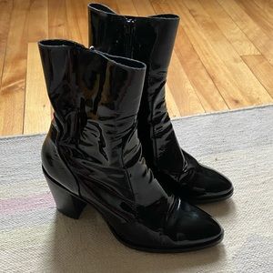 L’intervalle Black patent boots